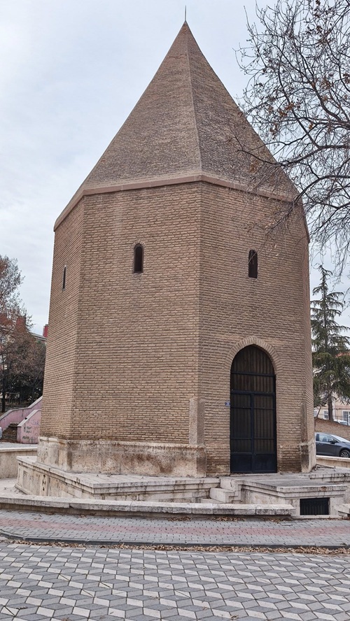 Konya'da Sürekli Karıştırılan İki Türbe